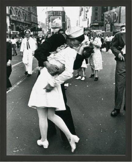 Time Square Kiss S B/W