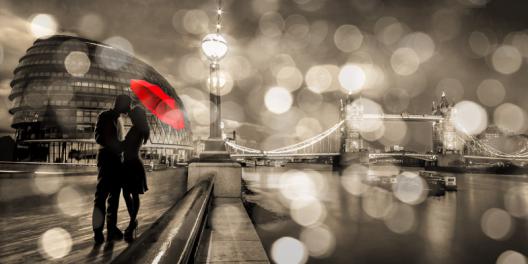 Kissing in London (BW)