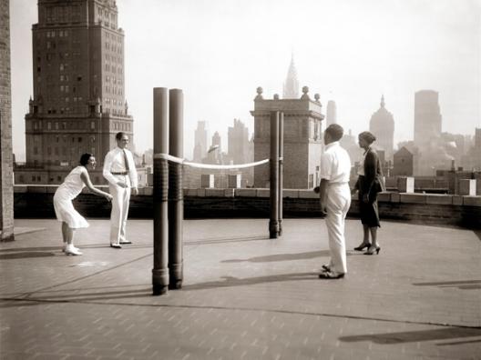 Une partie de deck - tennis sur la terrasse du toit de l