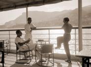 Jeunes gens sur le pont d´un bateau dans la baie de Monte Carlo, 1920