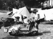 Jeune couple en camping, 1960
